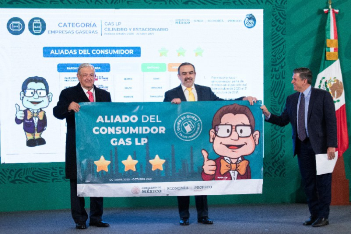 AMLO y Profeco reconocen a gasolineros por ser "Aliados del Consumidor"