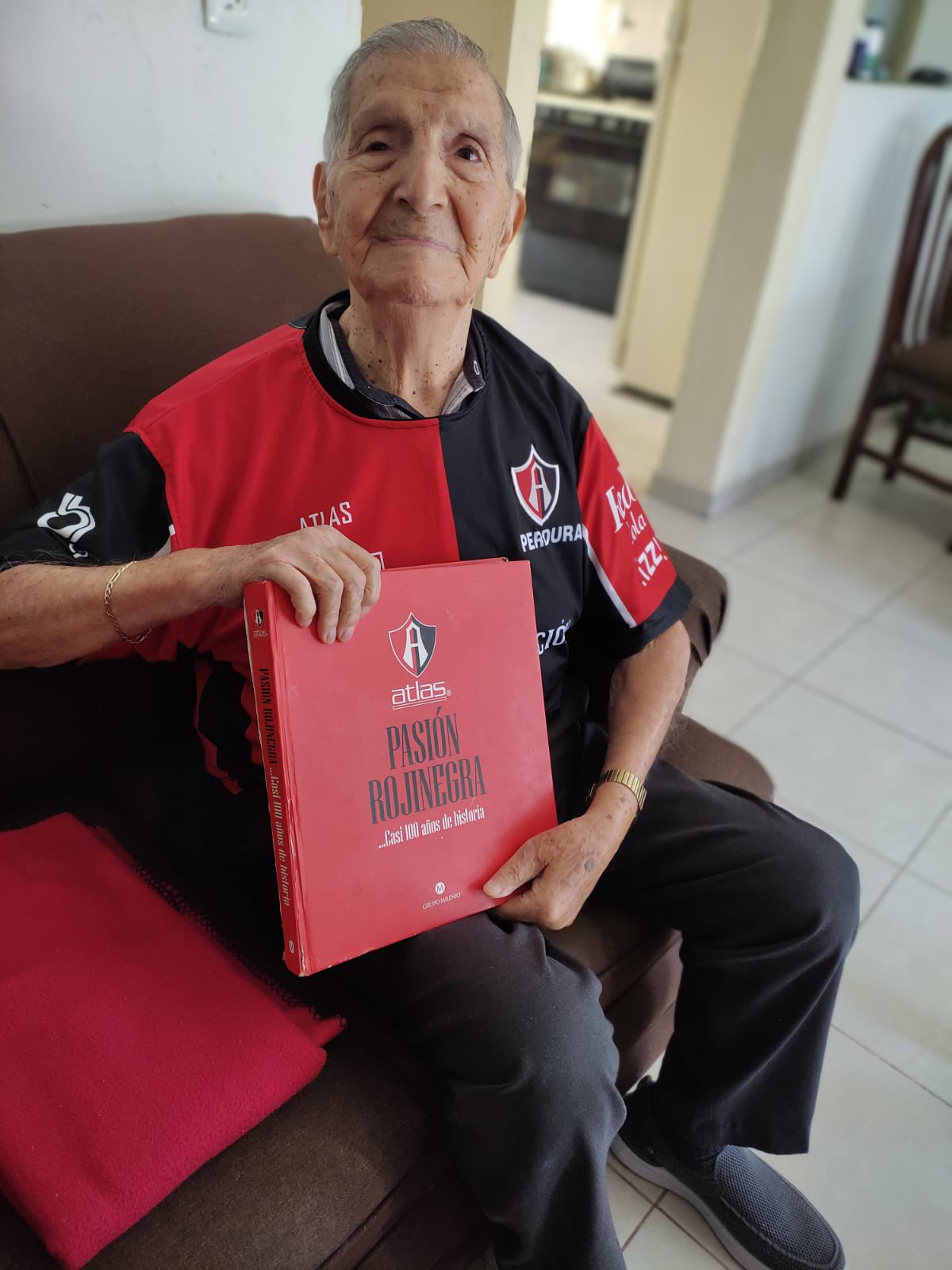 VIDEO: Abuelito de 91 años prometió no morir hasta ver campeón al Atlas