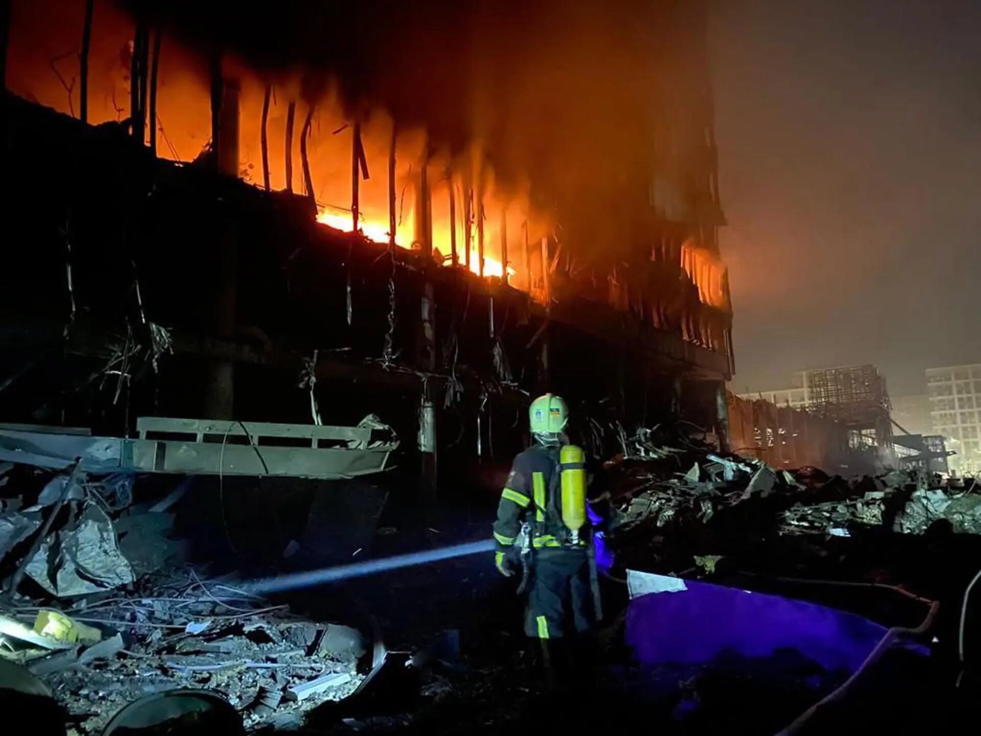 Centro comercial en Kiev es bombardeado, hay ocho muertos