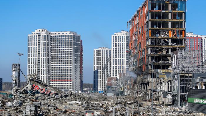 Centro comercial en Kiev es bombardeado, hay ocho muertos