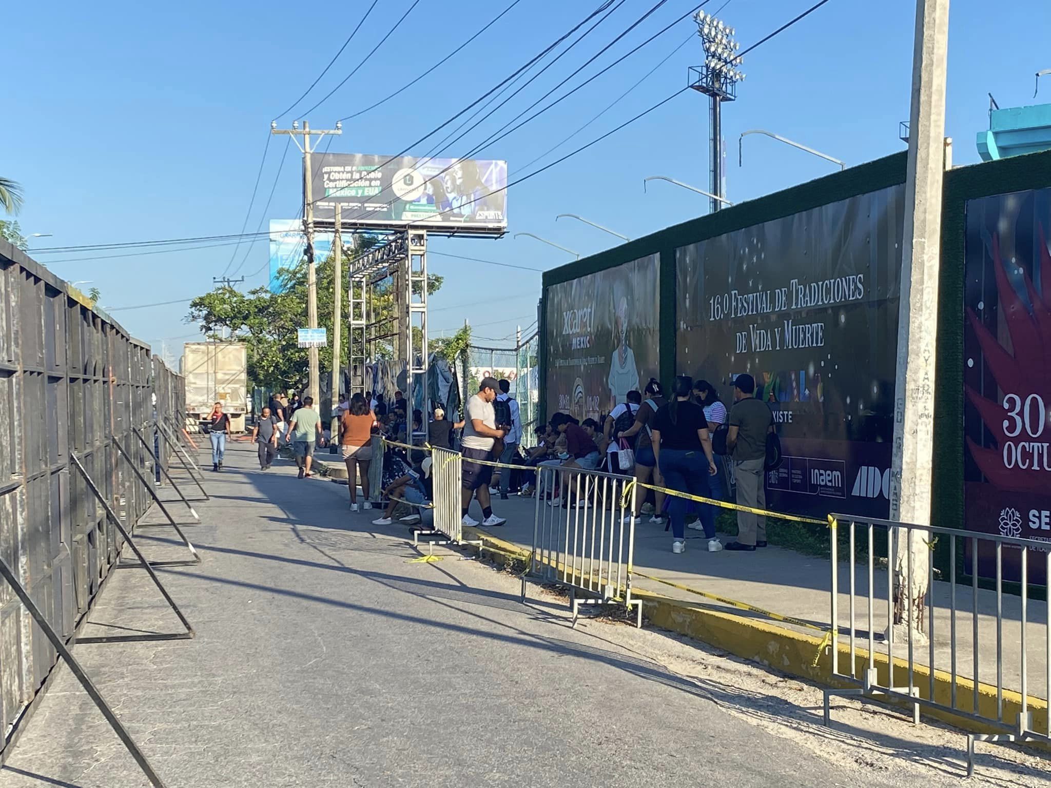 Fans cancunenses de Daddy Yankee madrugan para ocupar buen lugar en su concierto