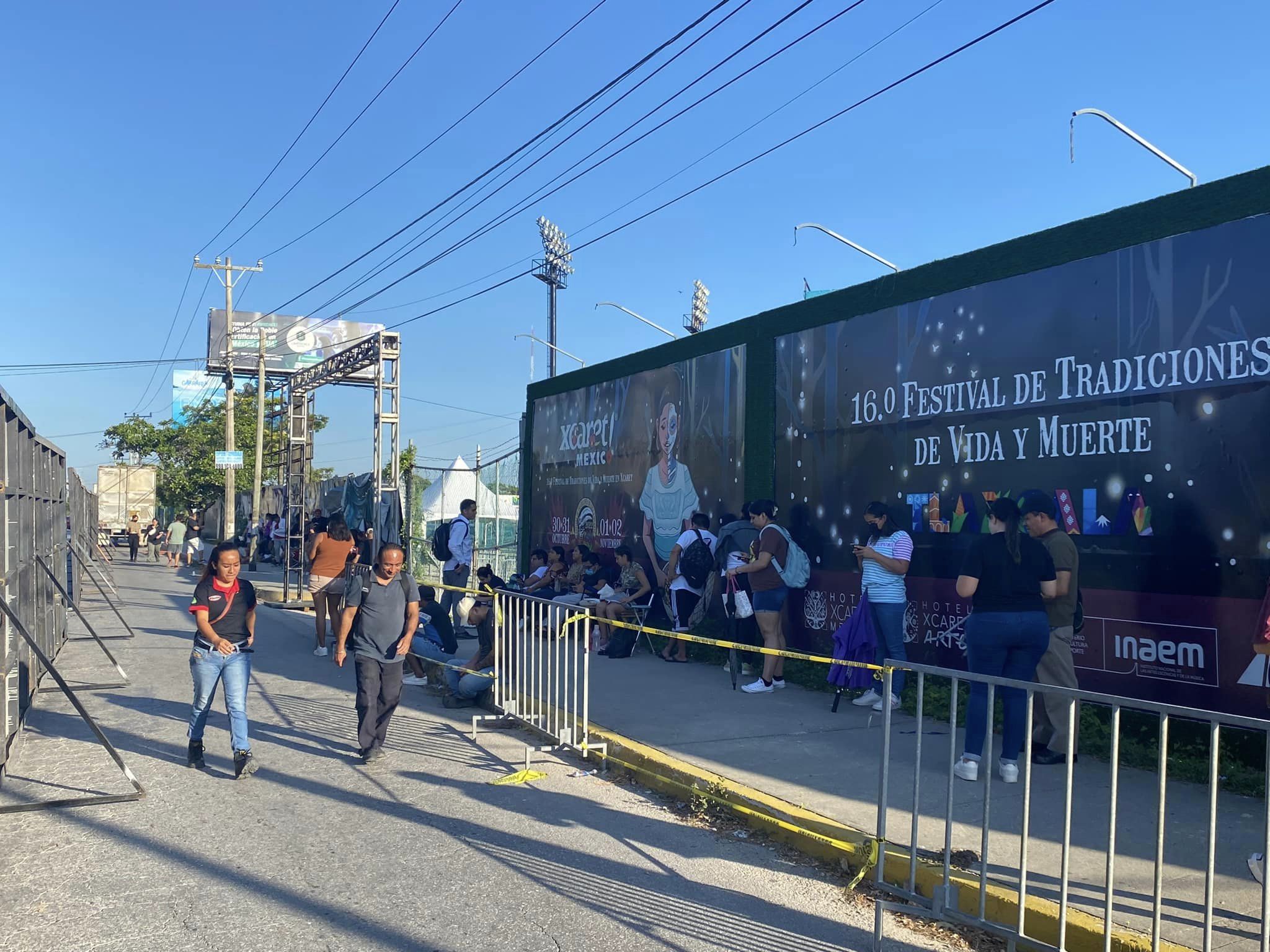 Fans cancunenses de Daddy Yankee madrugan para ocupar buen lugar en su concierto