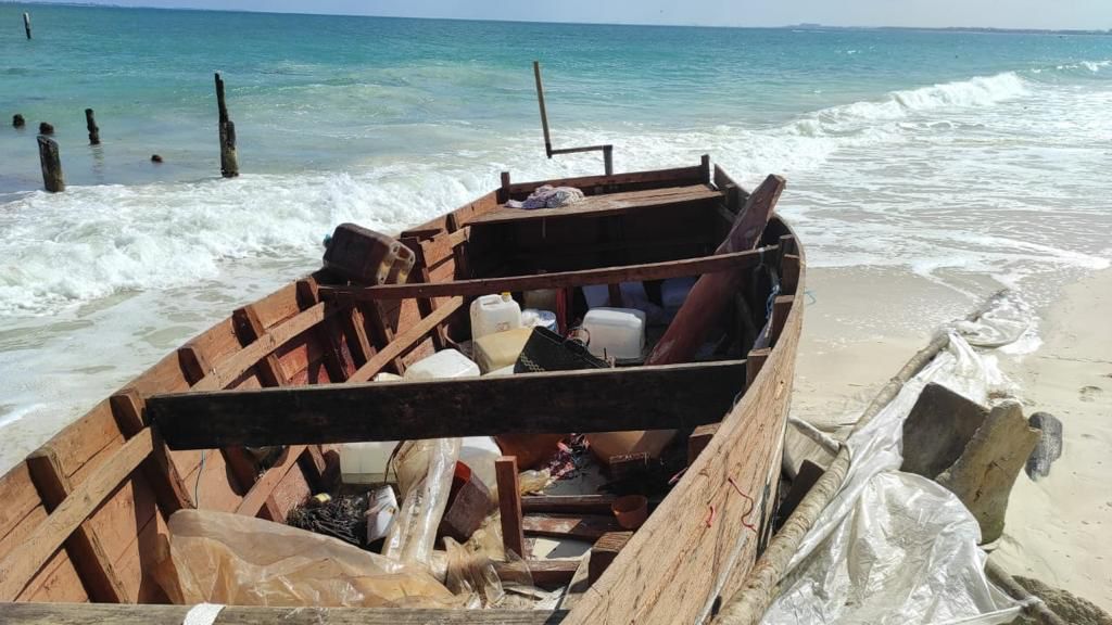 Migrantes cubanos abandonan embarcación en Isla Banca 