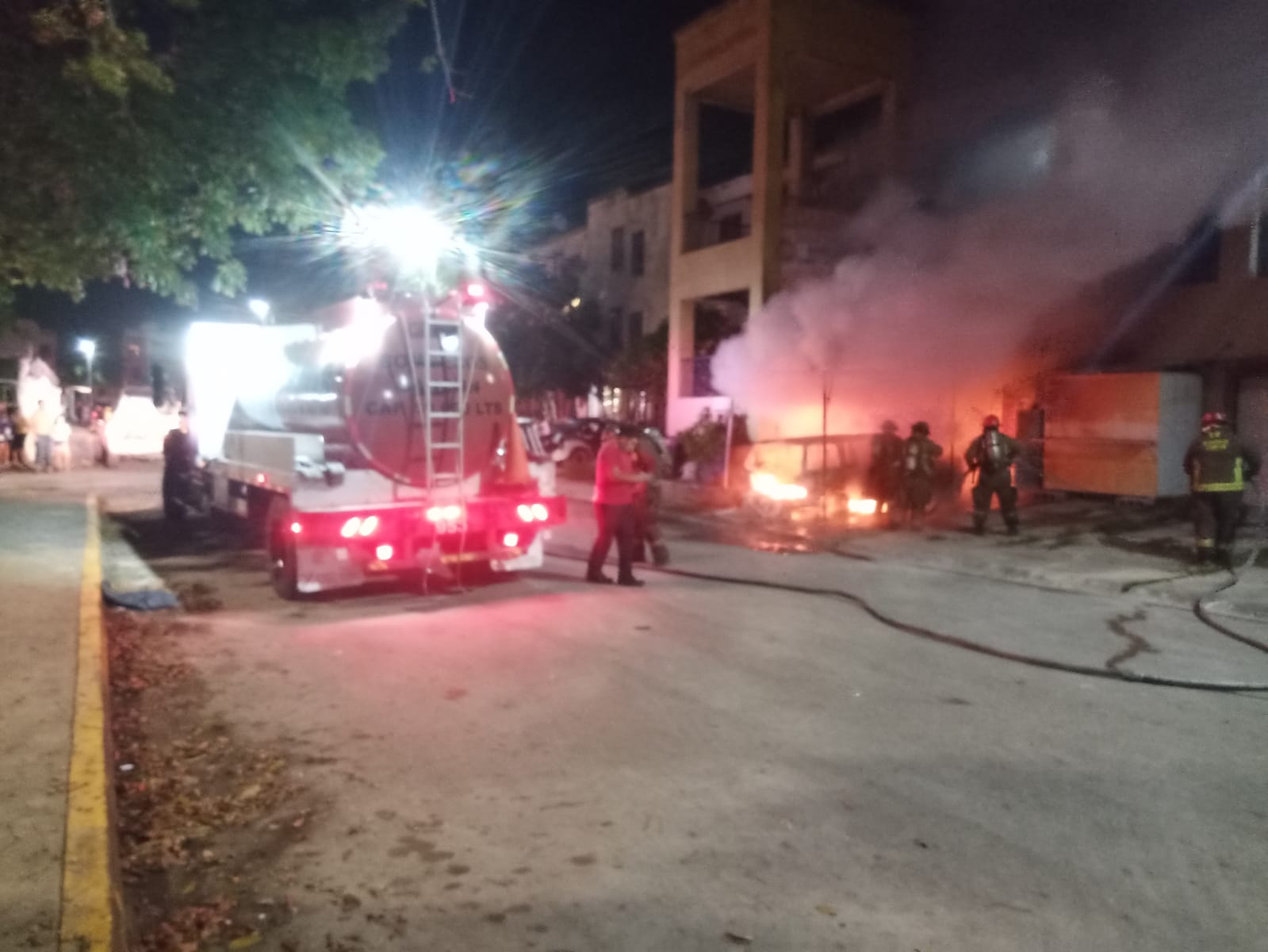 Se incendia camioneta a las puertas de edificio en Villas Urbi del Rey en Cancún