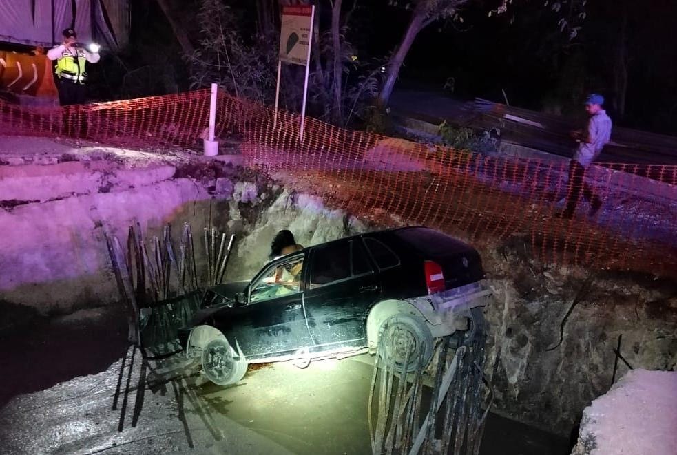 Cae pareja en auto en una excavación del puente Nichupté en Cancún