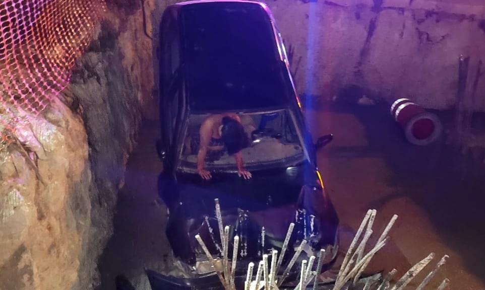 Cae pareja en auto en una excavación del puente Nichupté en Cancún