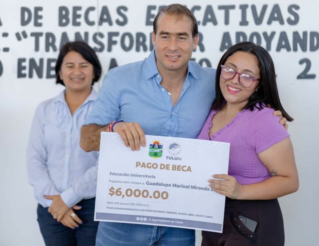 Cumple Diego Castañón con la entrega de Becas Educativas Municipales