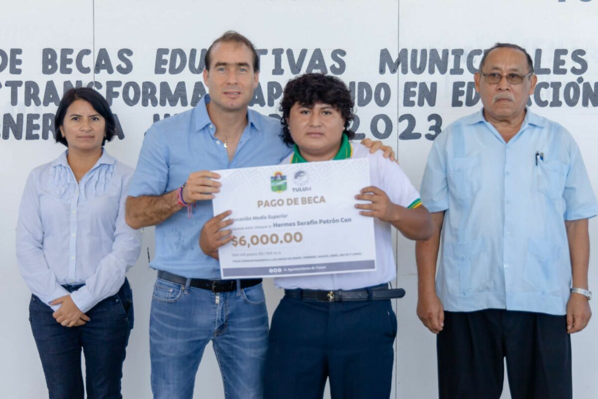 Cumple Diego Castañón con la entrega de Becas Educativas Municipales