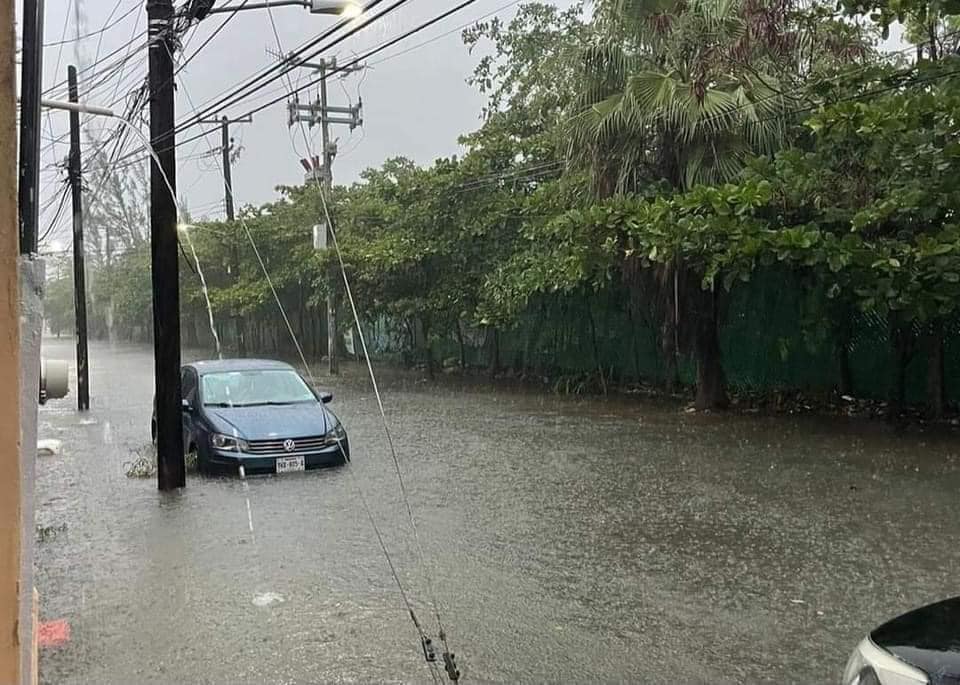 Encharcamientos y calles cerradas paralizan a Cancún tras intensas lluvias
