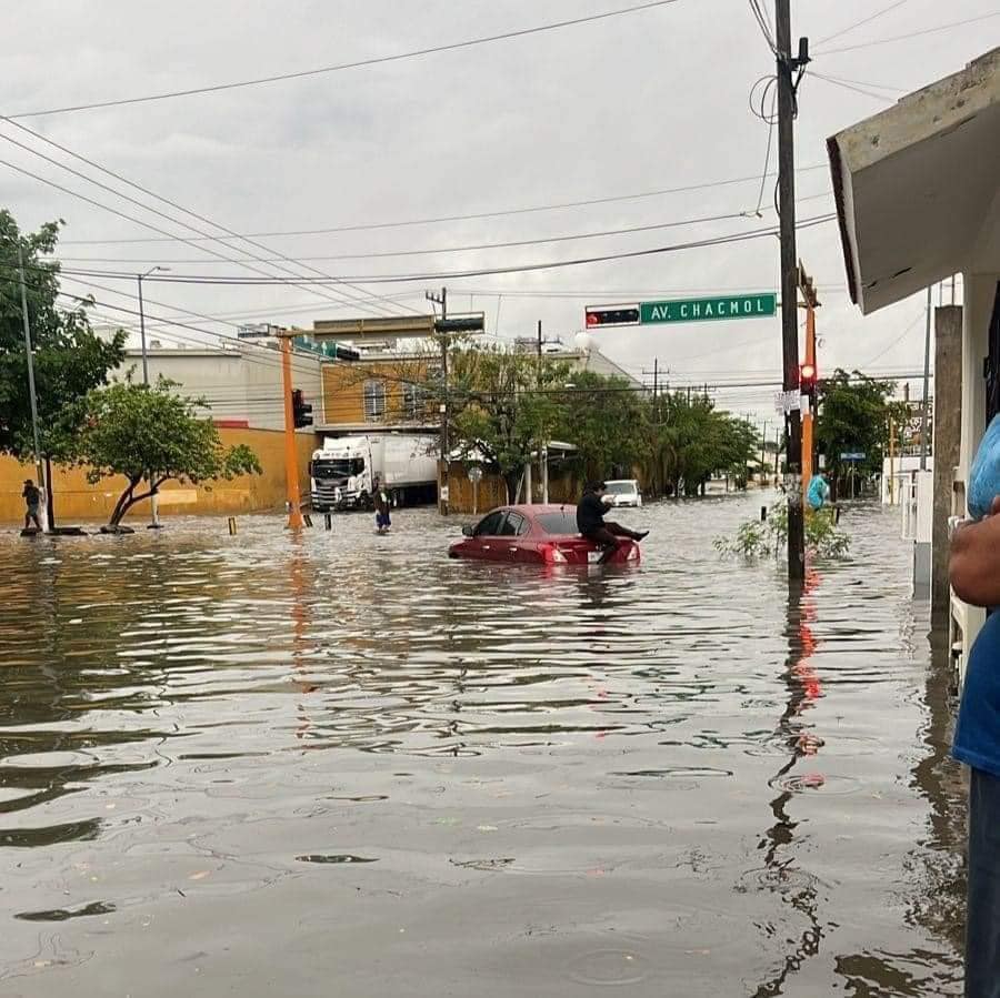 Encharcamientos y calles cerradas paralizan a Cancún tras intensas lluvias