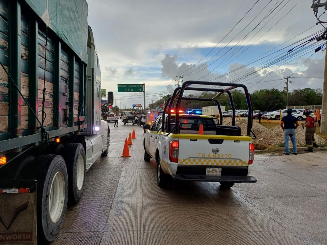 Lluvias provocan accidente en el Blvd. Colosio de Cancún: vehículo sale del camino 