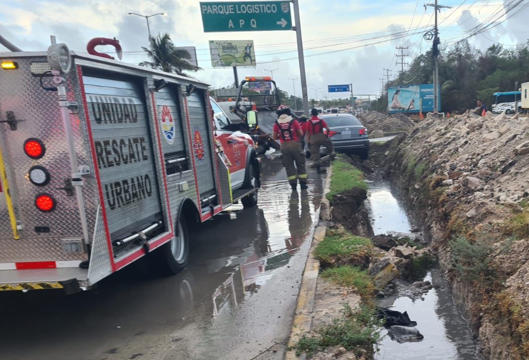 Lluvias provocan accidente en el Blvd. Colosio de Cancún: vehículo sale del camino 