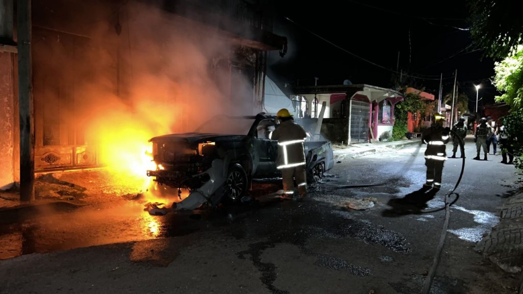 Camioneta arde en llamas en Chetumal