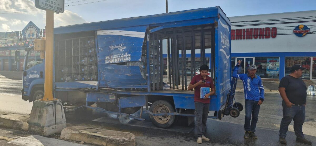 Volquete impacta a camión repartidor de agua en la avenida Portillo