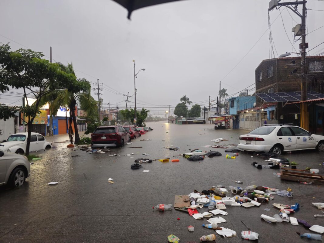 "John" deja Acapulco inundado, con deslaves y sin transporte