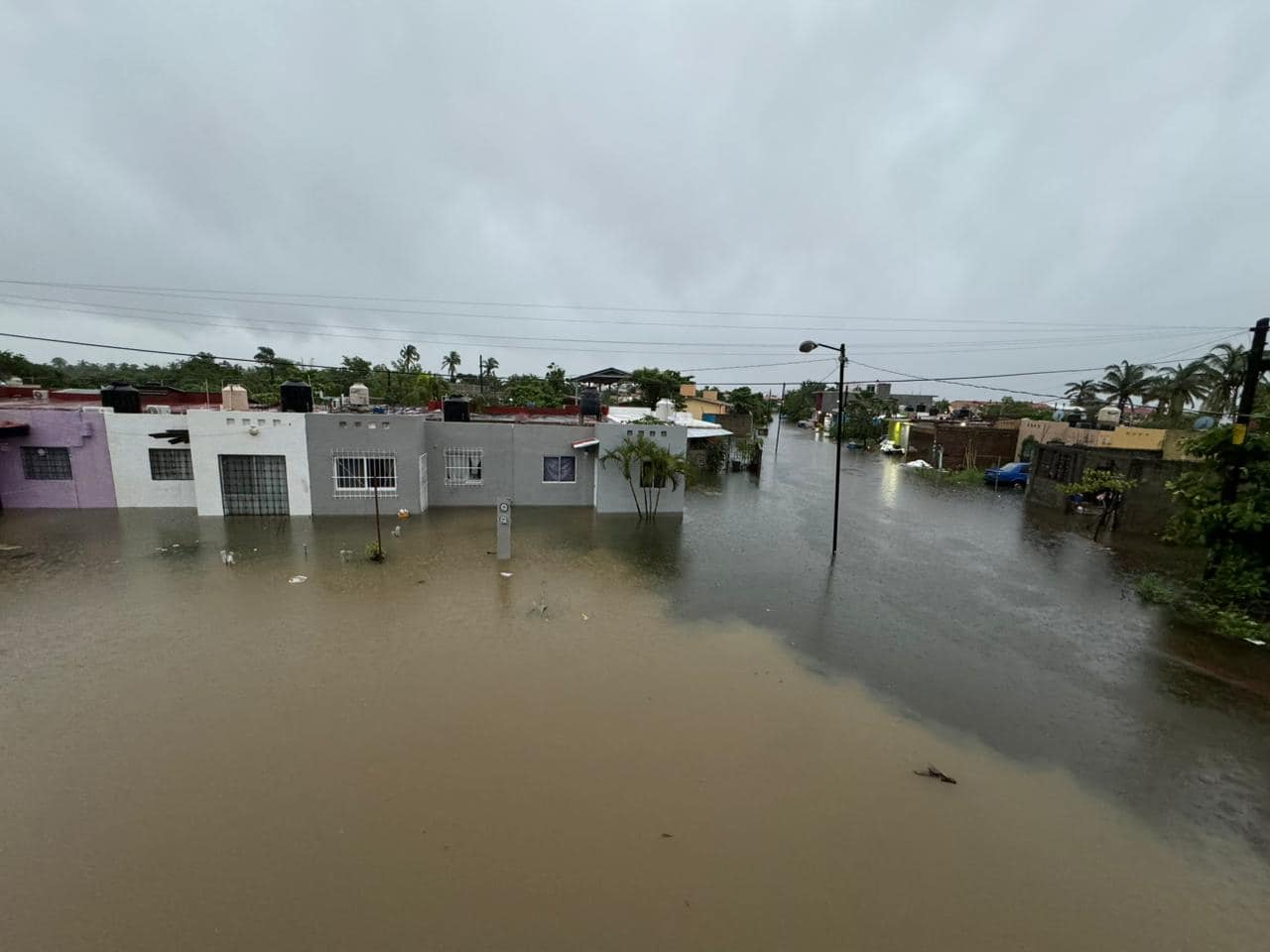 "John" deja Acapulco inundado, con deslaves y sin transporte