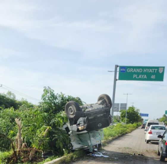 Aparatosa volcadura de una camioneta en la carretera Cancún-Puerto Morelos